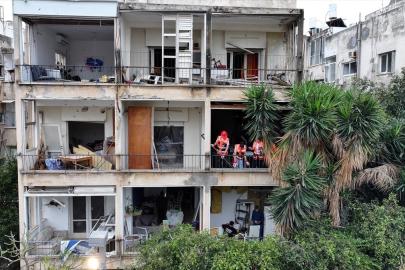 İran'ın hedef aldığı Tel Aviv'de hasar alan binalar görüntülendi