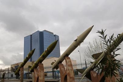 İran'ın misilleme saldırılarında kullanılan füzeler Tahran'da sergilendi