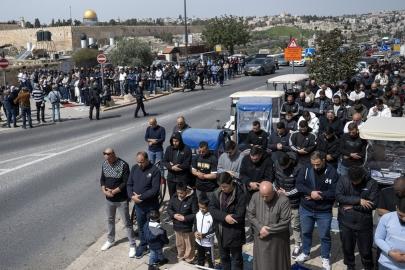 İsrail, Mescid-i Aksa'yı ibadete kapattı: Filistinliler cuma namazını sokaklarda kıldı