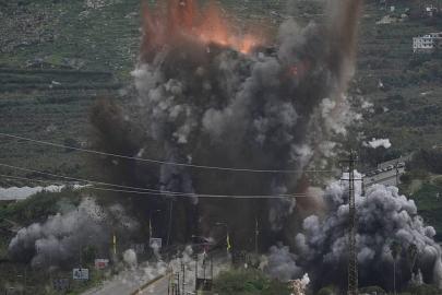 İsrail'in güney Lübnan'daki kritik köprüyü vurduğu an kamerada