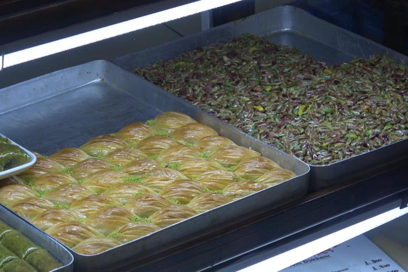 İzmir’de bayram tatlısı telaşı başladı: Eskiler baklavayı, gençler sütlüyü tercih ediyor