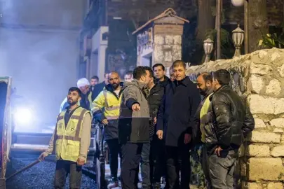 İzmir’de gece mesaisi: Başkan Tugay çalışmaları yerinde inceledi