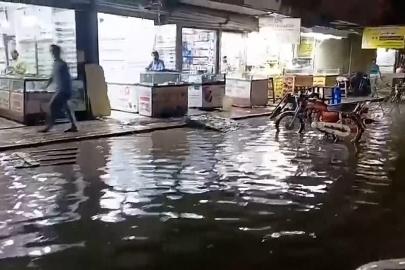 Karaçi'de şiddetli fırtına: En az 16 ölü