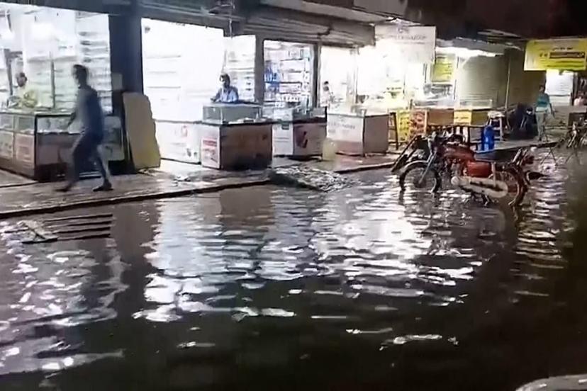 Karaçi'de şiddetli fırtına: En az 16 ölü