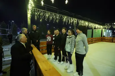 Kayseri Açık Hava Buz Pateni pistinde çifte bayram