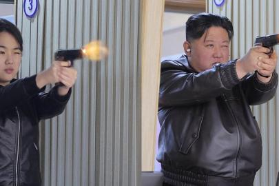 Kim Jong Un, kızı ile poligonda atış yaptı