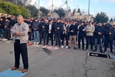 Kudüs'te bayram namazı Mescid-i Aksa dışında: gaz bombası ve gerginlik