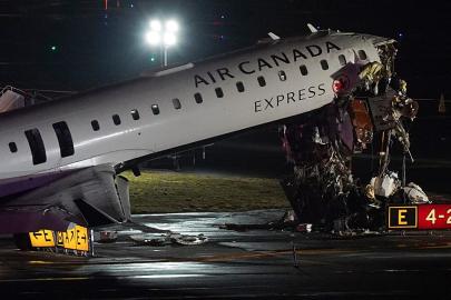 LaGuardia Havalimanı'nda yolcu uçağı ve yer aracı çarpıştı: 2 pilot öldü