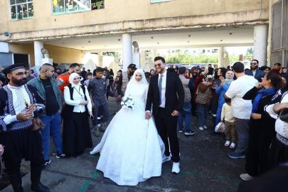 Lübnan'da savaşın gölgesinde düğün: Sığındıklar okulda dünya evine girdiler