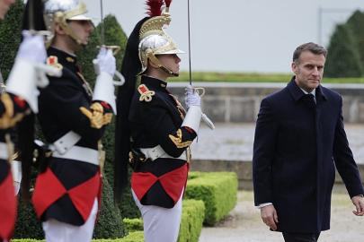 Macron: 'Hürmüz'de gemilere eşlik etmek için sakinlik gerekiyor'