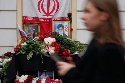 Moskova'da Hamaney için İran büyükelçiliği önünde çiçekli anma