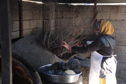 Ramazanda tandır mesaisinde kadınlar hem çalışıyor hem evine destek oluyor