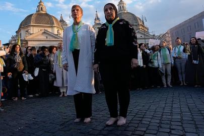 Roma'da Filistinli ve İsrailli anneler çıplak ayak barış yürüyüşünde buluştu
