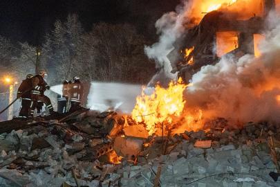 Rus füzesi Harkov’da apartmana isabet etti: En az 10 kişi öldü