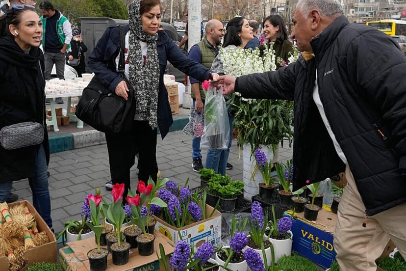 Tahran'da Nevruz öncesi çarşılar hava saldırılarına rağmen doldu