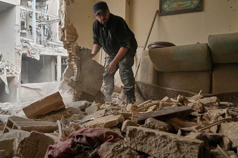 Tahran'ın güneyinde saldırı sonrası halk enkaz kaldırıyor