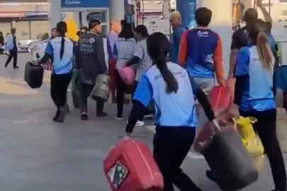 Tayland'da yakıt alabilmek için sıra yarışı