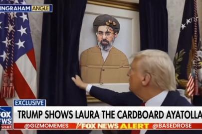 Trump, Mücteba Hamaney'in kartondan yapılmış portresini sergiliyor