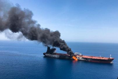 Trump'ın son tehditlerinin ardından Dubai açıklarındaki dev petrol tankeri İran'ın saldırısına uğradı