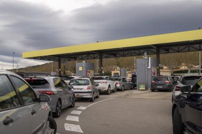 Ucuz akaryakıt için sınırı geçiyorlar: Fransız ve Portekizliler İspanya’ya akın ediyor