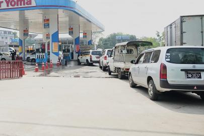 Yakıt sıkıntısı Myanmar'ın başkentinde uzun kuyruklar oluşturdu