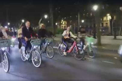 Yeni seçilen Paris Belediye Başkanı Emmanuel Gregoire makamına bisikletle gitti