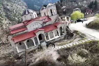 Yunanistan'ın Ropoto köyündeki eğik kilisede turistler denge sınadı