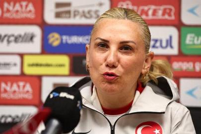 A Milli Kadın Takımı teknik direktörü Necla Güngör Kıragası: 'Galibiyet hediye etmek istiyoruz'