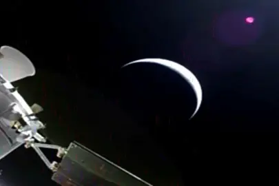 Artemis II, Ay’ın uzak yüzüne doğru yol alırken Dünya yörüngesinden ayrıldı