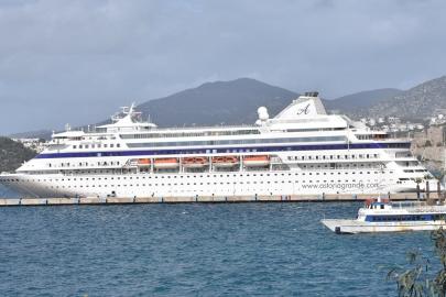 Bodrum'a sezonun ilk kruvaziyeri demirledi