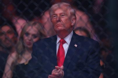 Dünya İslamabad’a kilitlenirken Trump kafes dövüşü izledi