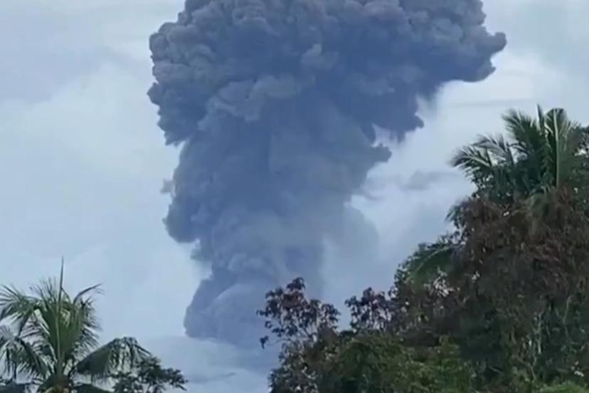 Endonezya'da Semeru Yanardağı yeniden faaliyete geçti