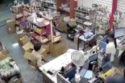 Endonezya'daki 7.4'lük deprem kamerada