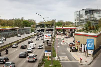 Fransa'da inşaat işçileri akaryakıt zammını protesto için yolları kapattı