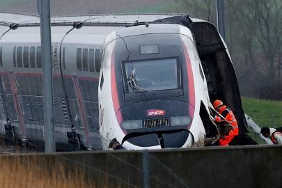 Fransa'da yüksek hızlı tren kamyonla çarpıştı: Bir kişi hayatını kaybetti, 27 kişi yaralandı