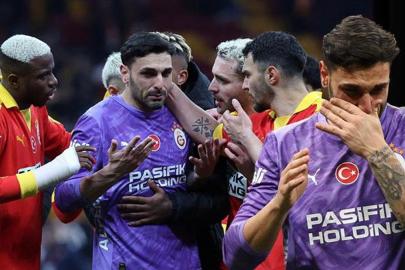 Galatasaray taraftarı büyük tepki gösterdi! Günay Güvenç maç sonu gözyaşlarını tutamadı