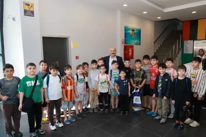 Gebze'de minik yüzücülere Başkan Büyükgöz'den ziyaret