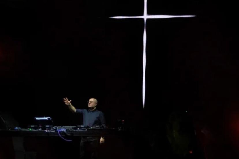 Gündüzleri kilise rahiplik yapan DJ, geceleri ise elektronik müziği ile pistleri dolduruyor