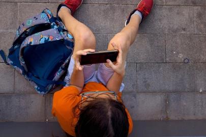 İngiltere okullarda telefon kullanımını yasaklayacak