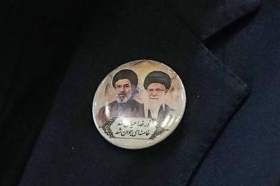 İran heyeti Pakistan'da "Hamaney temalı" rozet taktı