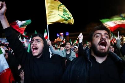 İran'da halk sokaklara akın etti: Zafer olarak kutladılar