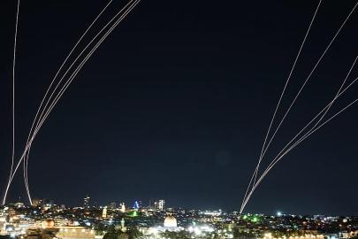 İran’dan İsrail’e son haftaların en yoğun füze saldırısı: Hürmüz Boğazı krizi derinleşiyor