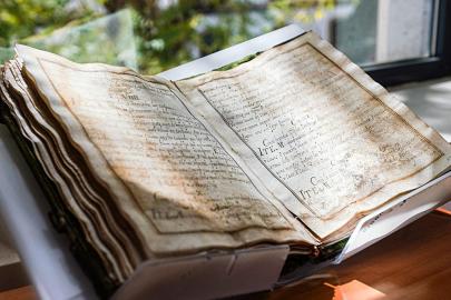 İspanyol polisi, 100 yıldır aranan tarihi el yazmasını ele geçirdi: İnternette satışa çıkarılmış