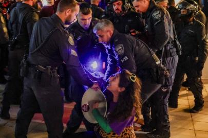İsrail polisi, savaş karşıtı İsrailli göstericileri yaka paça gözaltına aldı