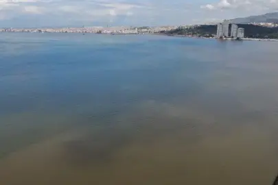 İzmir Körfezi'nin rengi değişti