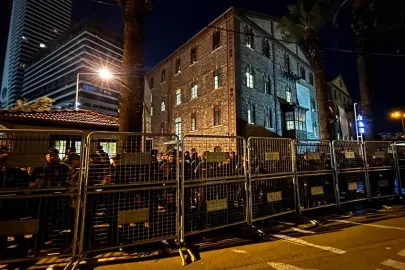 İzmir Meslek Fabrikası'na polis kuşatmasında tahliye girişimi! Başkan Tugay: Bu mülk İzmir halkınındır