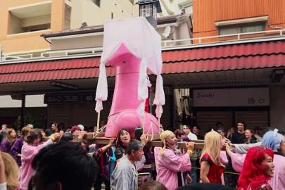Japonya'daki doğurganlık festivalinde dev fallus heykelleri taşındı
