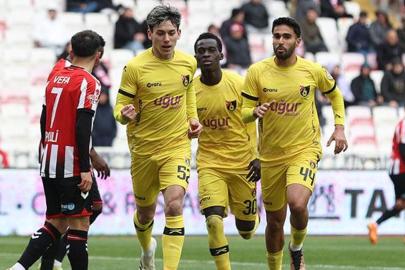 (ÖZET) İstanbulspor Sivas'ta 3 puanı 3 golle aldı... Sivasspor - İstanbulspor maç sonucu 1-3