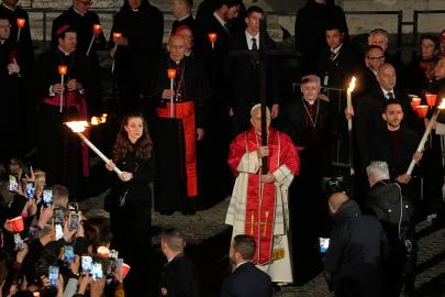 Papa 14. Leo Kolezyum'da çarmıh yolunun 14 durağında haçı taşıdı