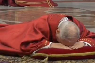 Papa 14. Leo, Kutsal Cuma ayininde ritüelini yerine getirdi